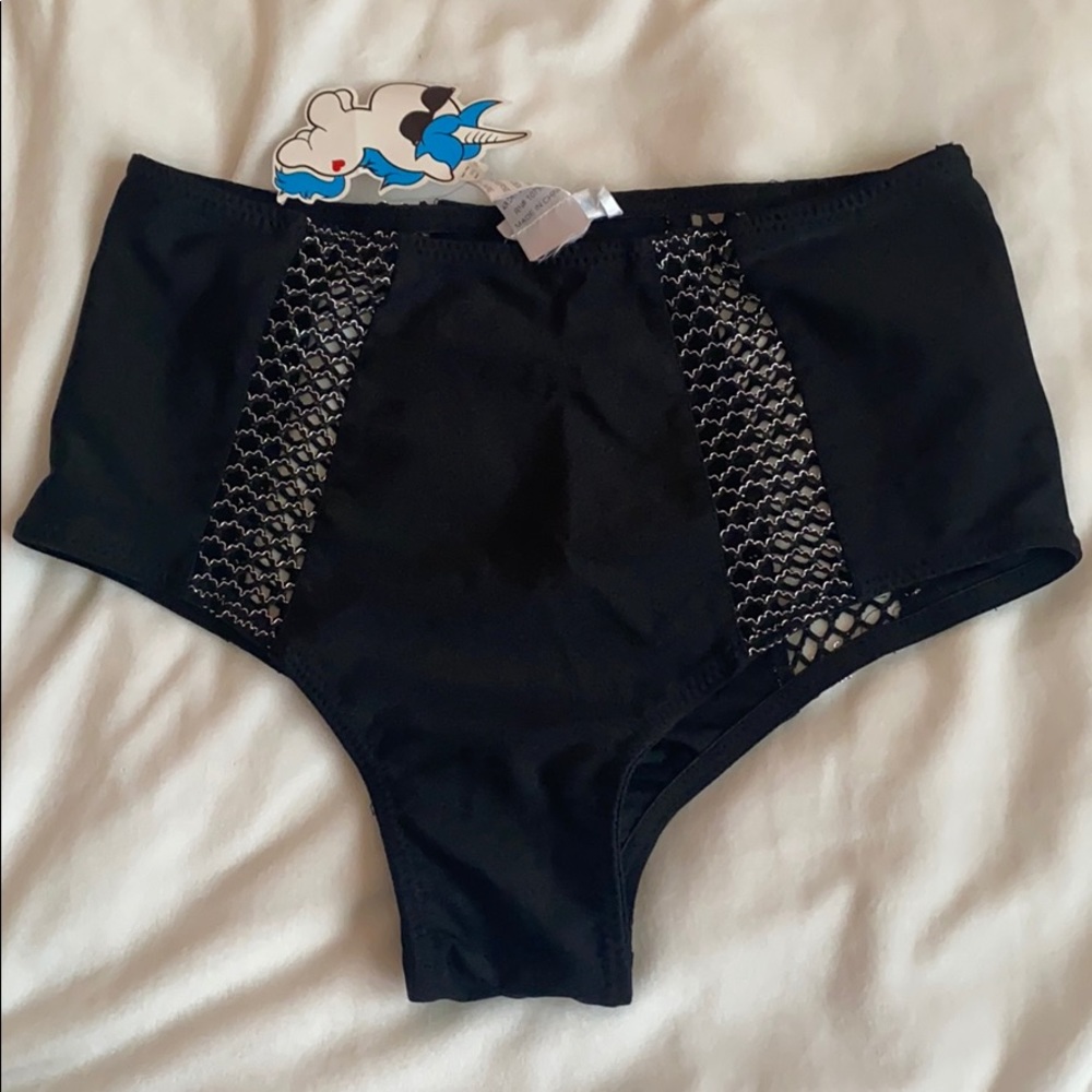 Iheartraves black bottoms size small
